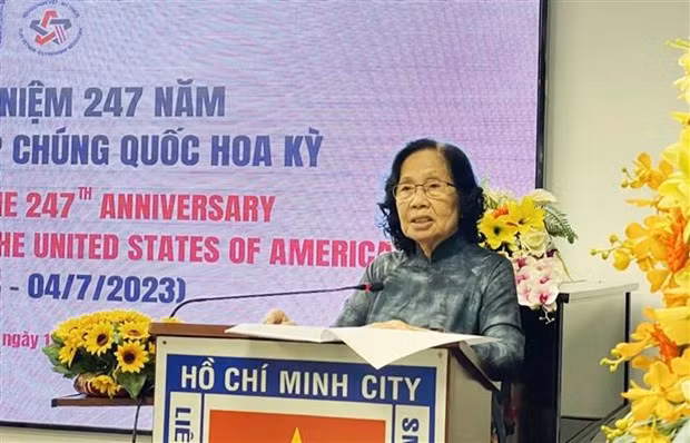 Nguyen Thi Ngoc Phuong, presidenta de la Asociación de Amistad Vietnam - EE. UU. en Ciudad Ho Chi Minh, interviene en el evento. (Foto: VNA)