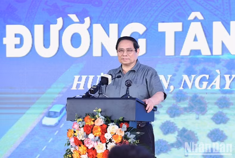 Esa misma mañana, el primer ministro da inicio a la construcción de la carretera Tan Phuc-Vong Phan, un proyecto clave, la tercera carretera "columna vertebral" de la provincia.