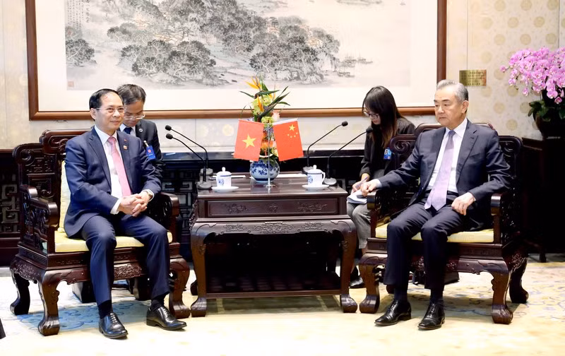El ministro vietnamita de Relaciones Exteriores, Bui Thanh Son (izquierda), se reúne con su homólogo chino, Wang Yi, en Pekín. (Foto: Nhan Dan)