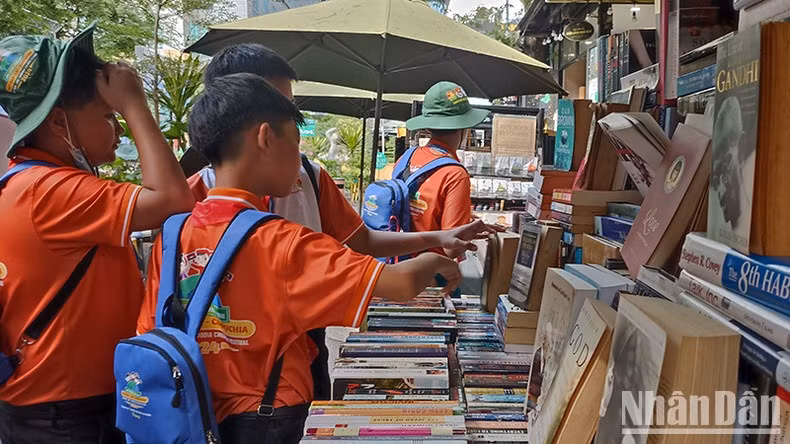 Estudiantes visitan tenderetes de libros en la Calle del Libro de Ciudad Ho Chi Minh.