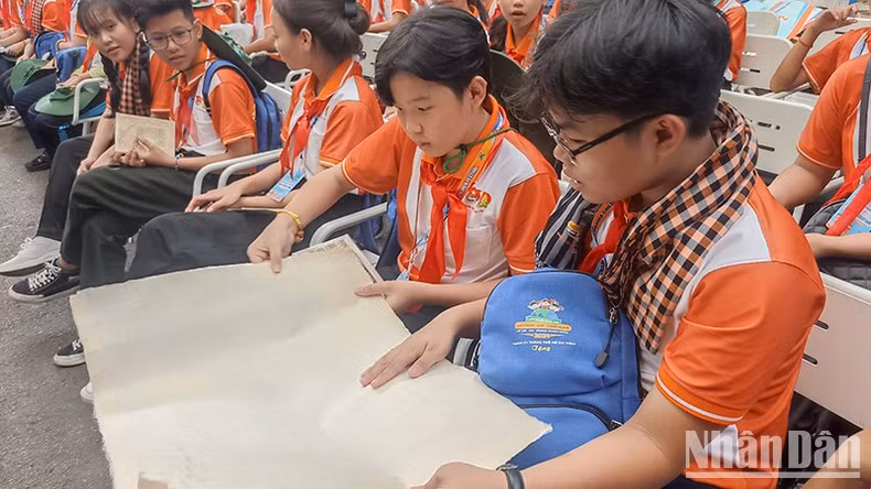 Los estudiantes aprenden sobre el papel do.