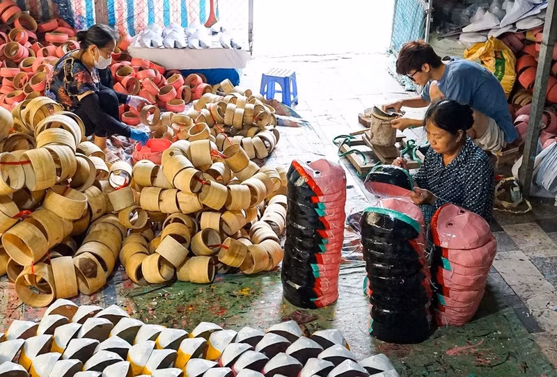 La familia de Vu Huy Dong, en la aldea de Ong Hao, comuna de Lieu Xa, distrito de Yen My, provincia de Hung Yen, aún preserva el oficio de producir juguetes tradicionales del Festival del Medio Otoño (Foto: VNA)