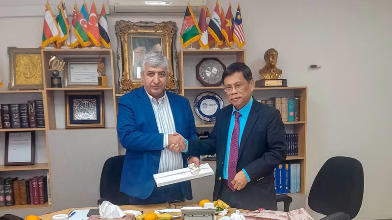 El embajador vietnamita en Irán, Luong Quoc Huy, y Hormatallah Rafiei, presidente de la Aatta.