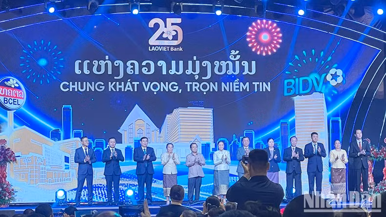 Los dirigentes del Partido y del Estado de Laos y del Banco Estatal de Vietnam felicitan al LaoVietBank. (Foto: Hai Tien)