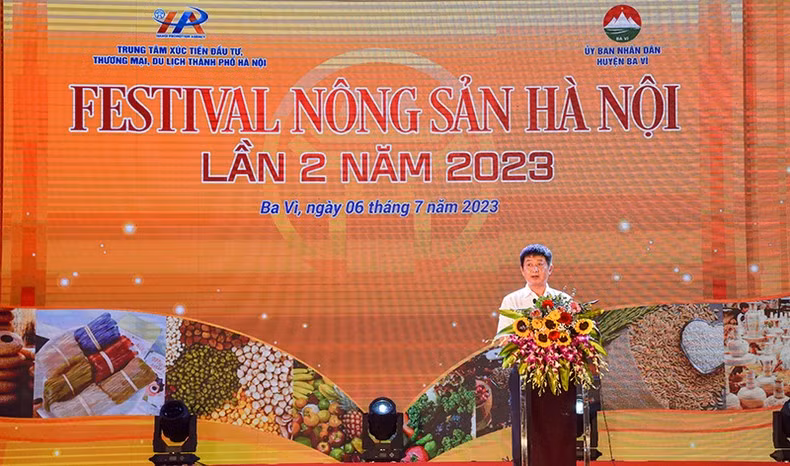 El subdirector del Centro de Promoción de Inversión, Comercio y Turismo de Hanói, Bui Duy Quang, habla en la ceremonia de apertura.