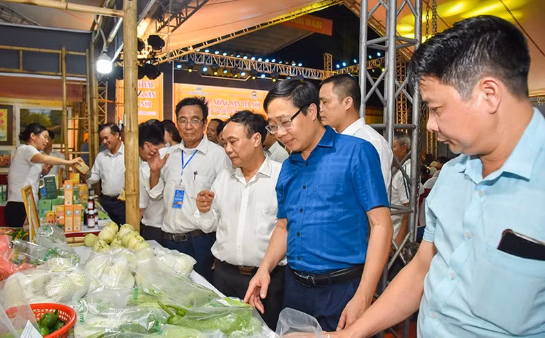 Delegados visitan puestos del Festival