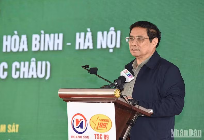 Minh Chinh habla en el acto de apertura.