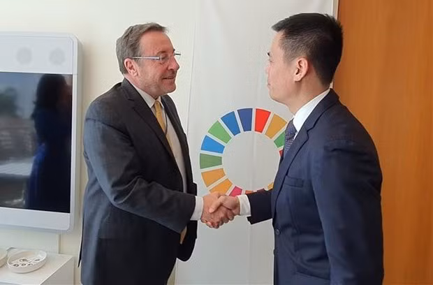 El director general de Programa de las Naciones Unidas para el Desarrollo, Achim Steiner, y el embajador Dang Hoang Giang, jefe de la Misión Permanente de Vietnam ante las Naciones Unidas (Foto:VNA)