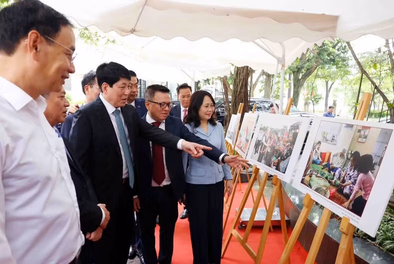 Delegados visitan el exposición 