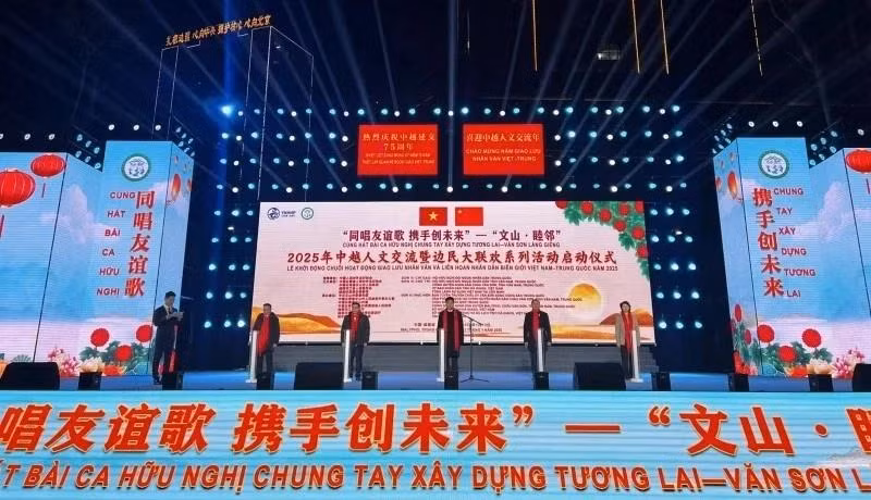 En la ceremonia de apertura del Festival de los Pueblos Fronterizos y del Año de Intercambio Humanístico Vietnam-China 2025 (Foto: thoidai.com.vn)