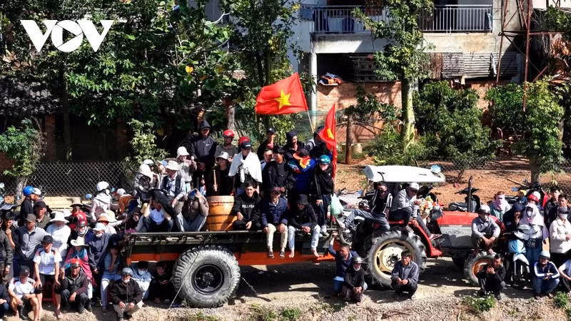 Los aficionados tocan tambores y ondean banderas para dar ánimos a los remeros.