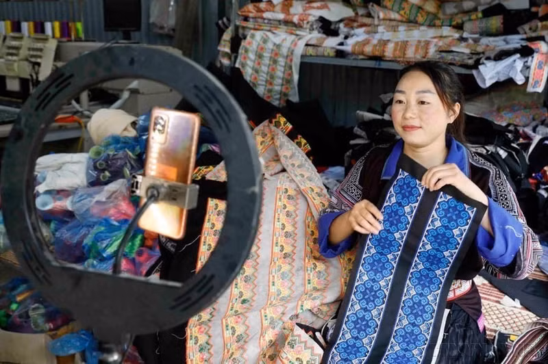 Cu Thi Do, de la etnia Mong, en la comuna de Khao Mang, del distrito de Mu Cang Chai, de la provincia de Yen Bai, vende sus productos de tela de brocado en plataformas de redes sociales.