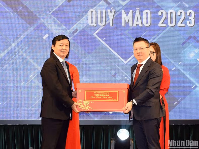 Hong Ha entrega regalos al periódico Nhan Dan.