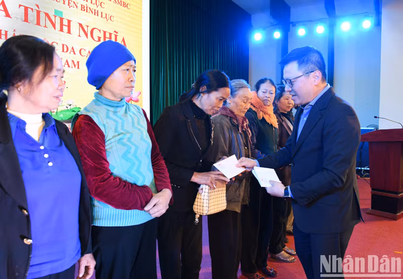 En 2022, una de las actividades de caridad más significativas del rotativo es la cooperación con la institución crediticia vietnamita FE Credit para construir cuatro casas nuevas y reparar una casa para cinco familias de víctimas del Agente Naranja/Dioxina en el distrito de Binh Luc. En 2022, una de las actividades de caridad más significativas del rotativo es la cooperación con la institución crediticia vietnamita FE Credit para construir cuatro casas nuevas y reparar una casa para cinco familias de víctimas del Agente Naranja/Dioxina en el distrito de Binh Luc.