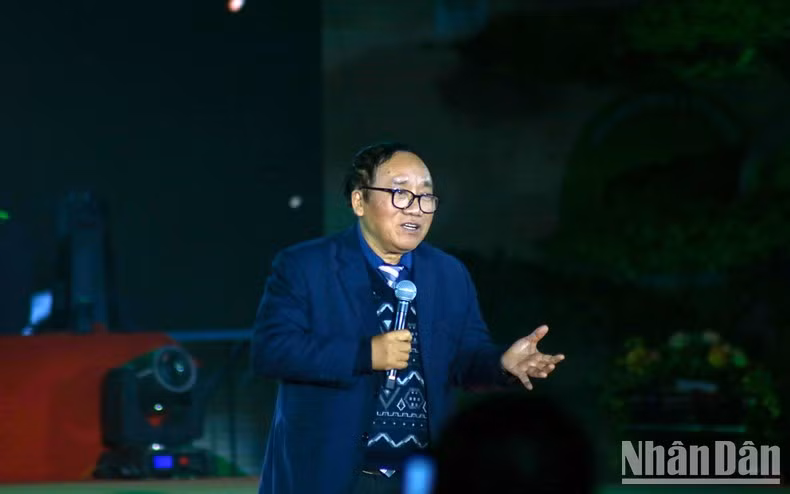 El poeta Tran Dang Khoa, vicepresidente de la Asociación de Escritores de Vietnam, interviene en el acto.