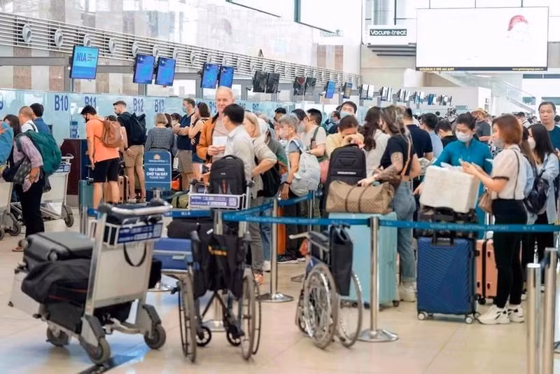 Viajeros realizan los trámites en el Aeropuerto Internacional de Noi Bai (Foto: VNA)