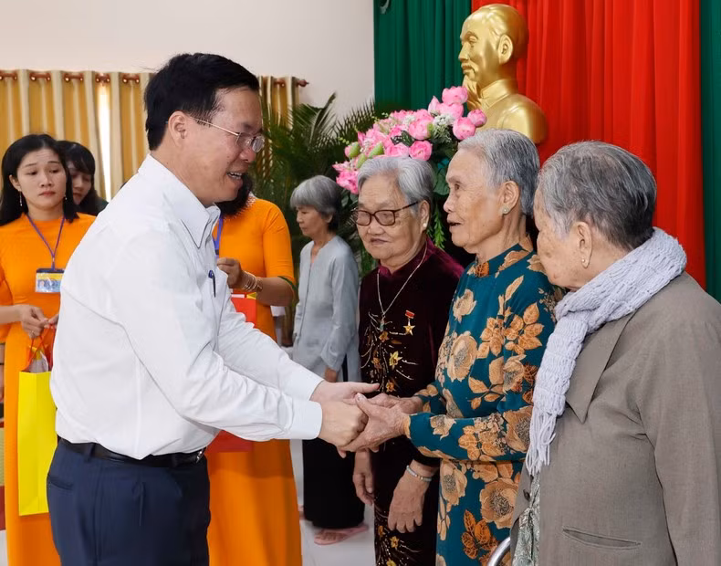 El presidente Vo Van Thuong visitó y entregó obsequios a personas con servicios meritorios, familias beneficiarias de políticas sociales y hogares pobres en el distrito de Tra On, provincia de Vinh Long. (Foto: VNA)
