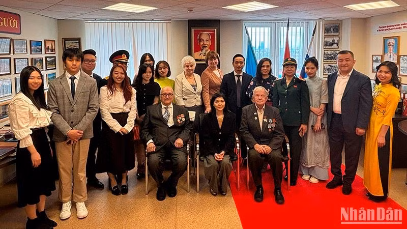 La cónsul general de Vietnam en Ekaterimburgo, Nguyen Mai Huong, y los delegados se toman una foto de recuerdo.