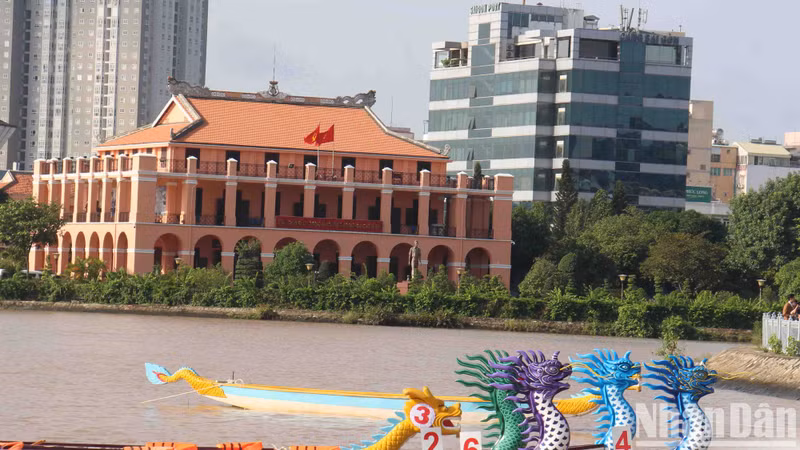 El edificio fue construido por los franceses, por lo que su arquitectura tiene una fuerte influencia occidental, con grandes pilares, ventanas dispuestas alrededor del edificio y un espacio majestuoso y lujoso. Lo interesante es que las características arquitectónicas asiáticas se insertan hábilmente, creando una singular y bella mezcla entre Europa y Asia.