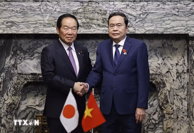 El presidente de la Asamblea Nacional vietnamita, Tran Thanh Man, y el titular de la Cámara de Representantes japonesa, Nukaga Fukushiro, se toman una foto.