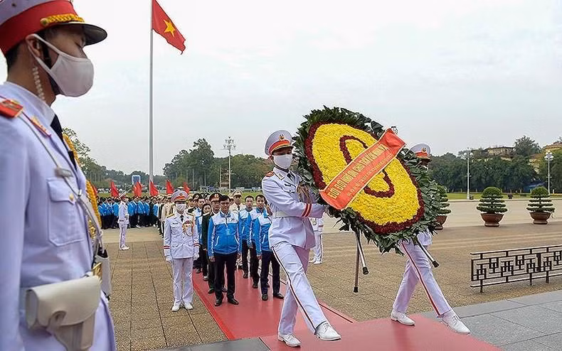 Bui Quang Huy, miembro suplente del Comité Central del Partido Comunista de Vietnam y primer secretario de la mayor organización juvenil vietnamita y los delegados.