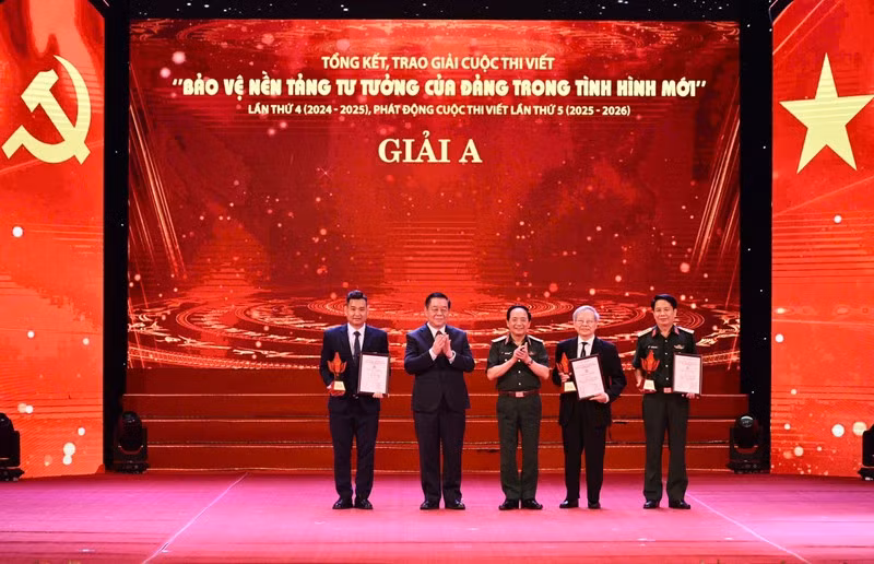 El miembro del Buró Político, secretario del PCV y jefe de su Comisión de Propaganda y Movilización de Masas, Nguyen Trong Nghia; y el coronel general Trinh Van Quyet, jefe de la Dirección General de Política del Ejército Popular de Vietnam entregan el Premio A a los autores.