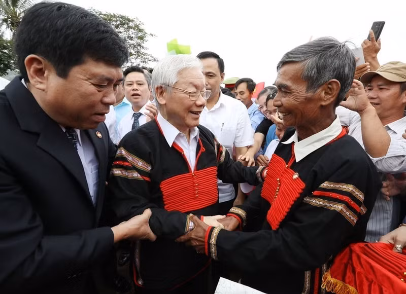 El secretario general del PCV, Nguyen Phu Trong, asiste a la fiesta de gran unidad nacional de las aldeas de la comuna de Dur Kmăl, distrito de Krong Ana, provincia de Dak Lak, en la Altiplanicie Occidental, el 11 de noviembre de 2018. 