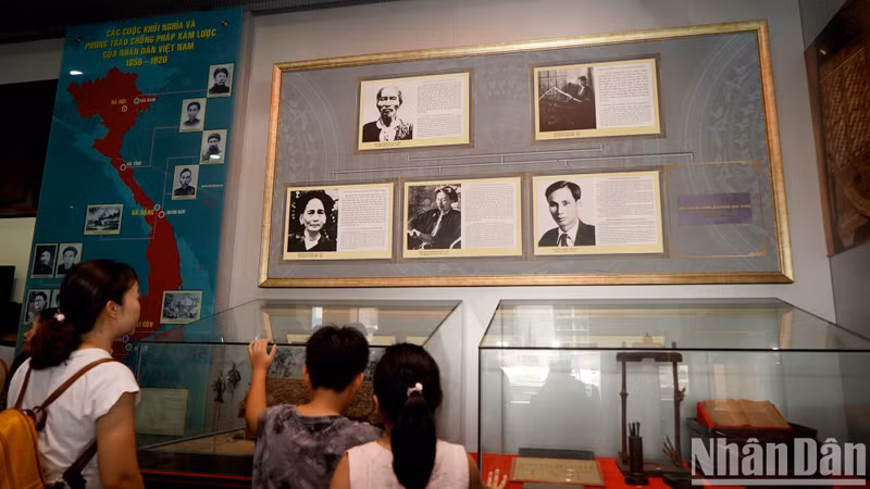 Con motivo del 134 aniversario del natalicio del Presidente Ho Chi Minh y el 113 de su expatriación para buscar el camino de salvación de la nación, muchas delegaciones de las provincias y ciudades visitan por estos días el museo para recordar las grandes contribuciones del prócer vietnamita.