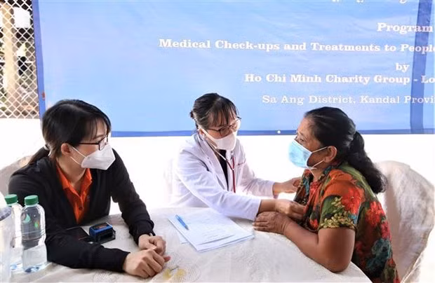Médicos vietnamitas ofrecen chequeos médicos gratuitos para personas necesitadas en Camboya (Foto:VNA)