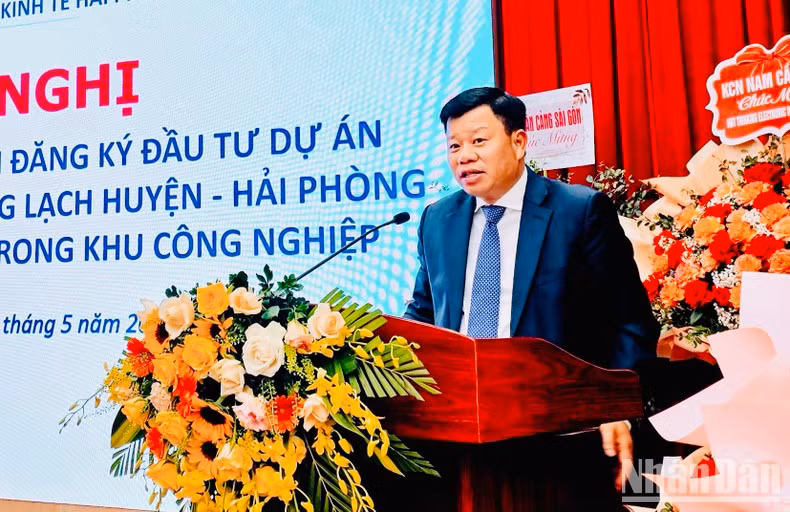 El jefe de la Autoridad de la Zona Económica de Hai Phong, Le Trung Kien, habla en la cita.