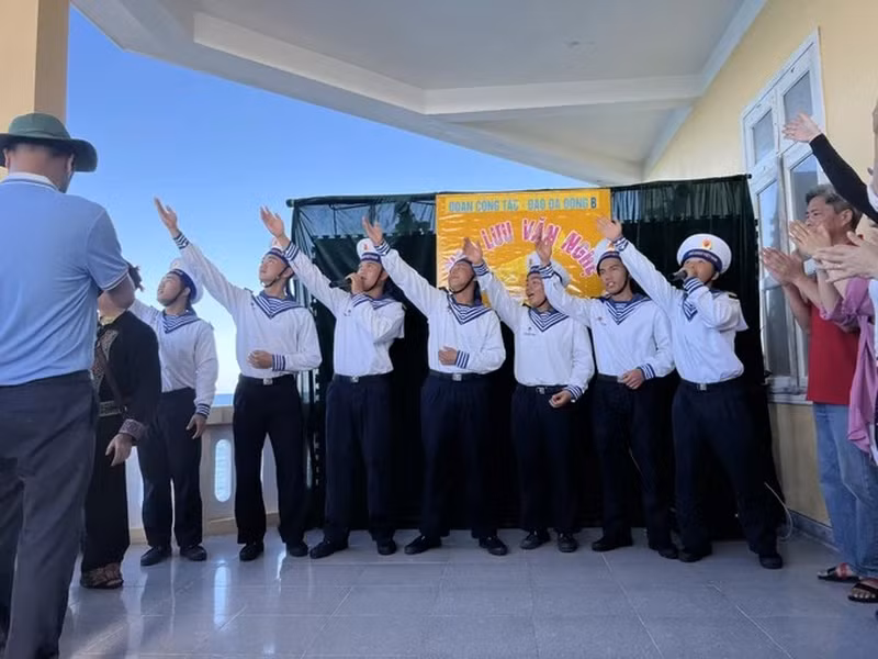 Los soldados forman un coro.