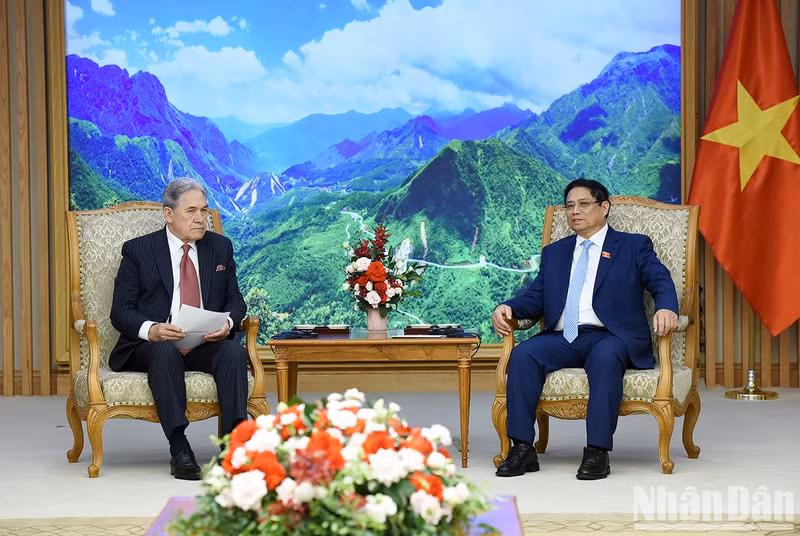 El primer ministro vietnamita, Pham Minh Chinh, y el vicepremier y canciller de Nueva Zelanda, Winston Peters.