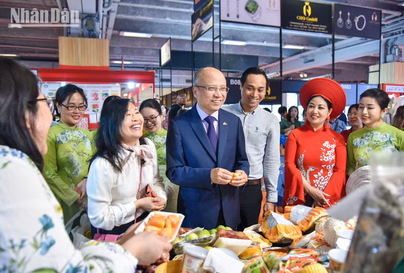 El embajador de Vietnam en Francia, Dinh Toan Thang y Steven Abajoli, director de la feria, visitan los stands de Vietnam (Foto: Nhan Dan)