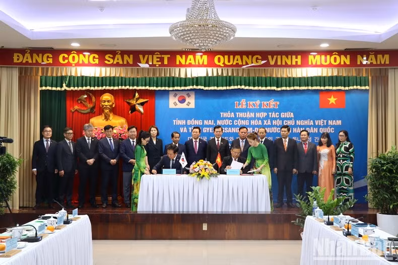 Dirigentes de los distritos de Thong Nhat, Mai Van Hien, y de Geochang, Koo In Mo, firman un acuerdo de cooperación en materia laboral. Dirigentes de los distritos de Thong Nhat, Mai Van Hien, y de Geochang, Koo In Mo, firman un acuerdo de cooperación en materia laboral.