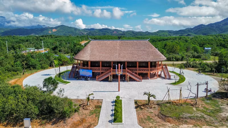 El proyecto está diseñado según los patrones de identidad cultural de las minorías étnicas en el distrito de A Luoi.