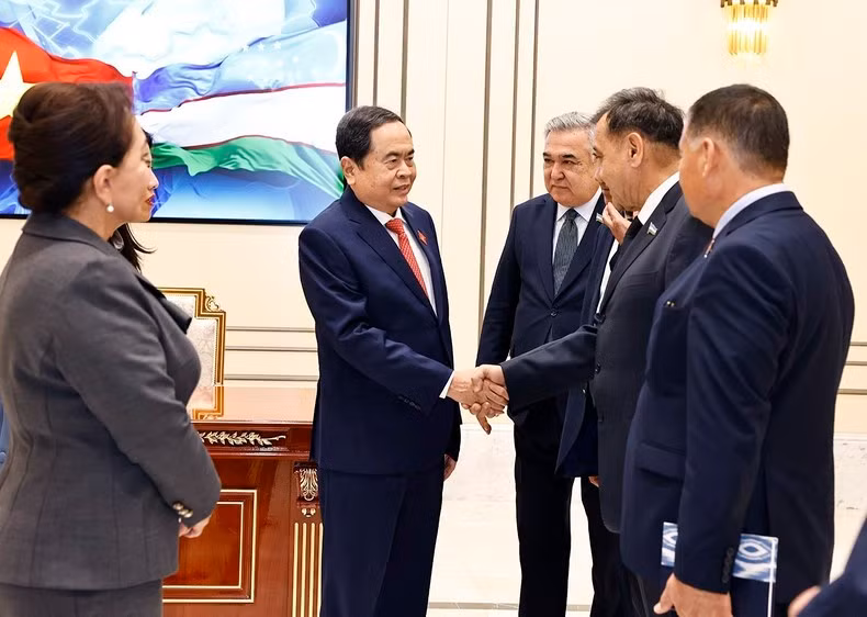 El titular de la Asamblea Nacional de Vietnam, Tran Thanh Man, y los delegados de Uzbekistán.