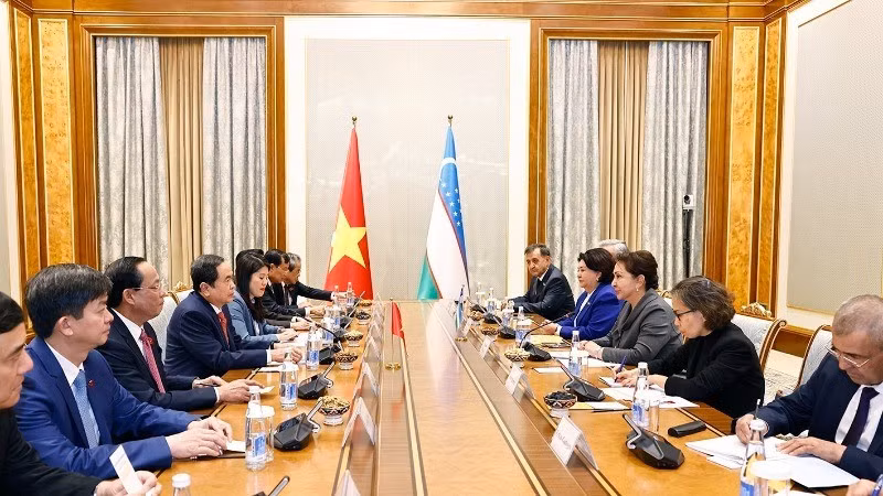 El presidente de la Asamblea Nacional vietnamita, Tran Thanh Man, mantiene conversaciones con la presidenta del Senado de Uzbekistán, Tanzila Narbaeva.