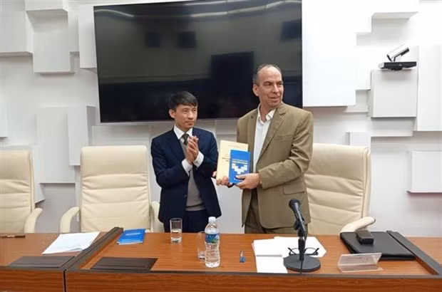 El subdirector y subeditor en jefe de la Editorial Política Nacional Su That (La Verdad), Vo Van Be, entrega el libro “Algunas cuestiones teóricas y prácticas sobre el socialismo y el camino hacia el socialismo en Vietnam", del secretario general del PCV, Nguyen Phu Trong, al miembro del Secretariado del Comité Central del Partido Comunista de Cuba y jefe de su Departamento Ideológico, Rogelio Polanco Fuentes. (Foto:VNA)