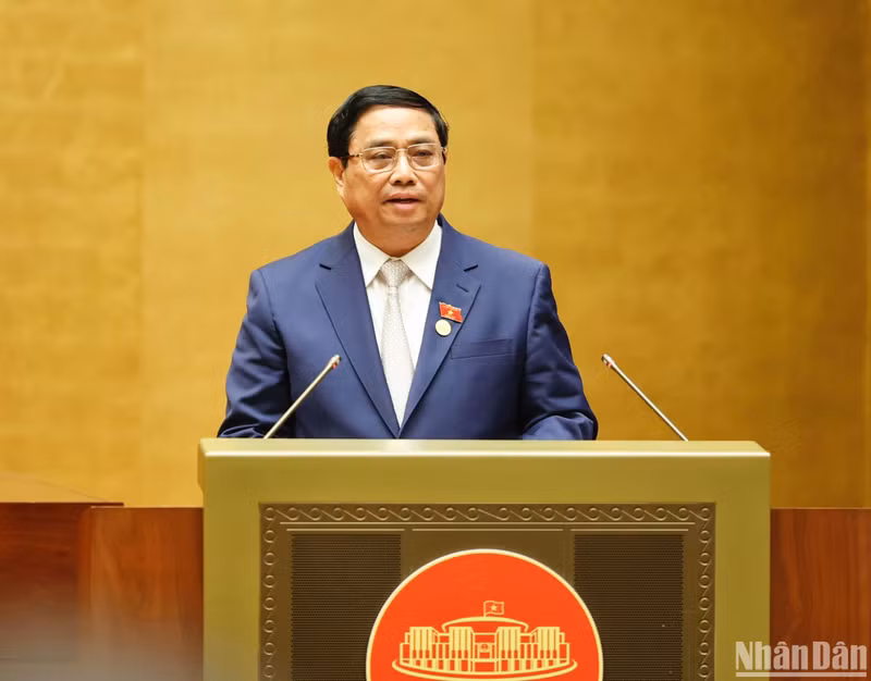 El jefe de Gobierno, Pham Minh Chinh, presenta el informe sobre los resultados de la implementación del plan de desarrollo socioeconómico en 2023 y el plan para 2024.