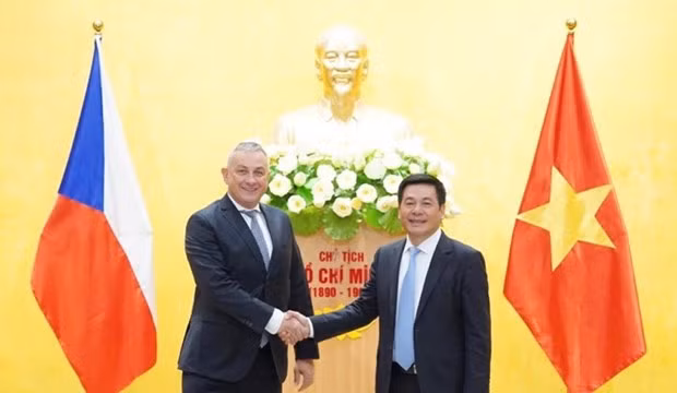 El ministro de Industria y Comercio de Vietnam, Nguyen Hong Dien, sostiene un encuentro de trabajo con su homólogo checo, Jozef Sileka. (Foto: VNA)