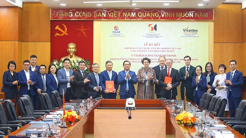 El viceministro del Interior, Nguyen Ba Hoan, y la embajadora de Alemania en Hanói, Helga Margarete Barth, presencian la ceremonia de firma del contrato entre las dos entidades. (Foto: Moha)