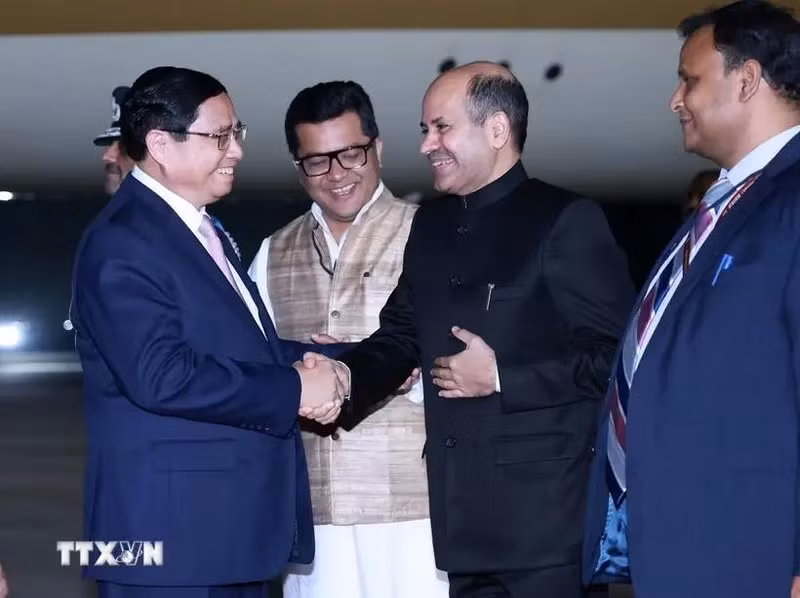 Los funcionarios indios recibe al primer ministro de Vietnam, Pham Minh Chinh, en el aeropuerto militar Palam, en la capital Nueva Delhi (Foto: VNA)