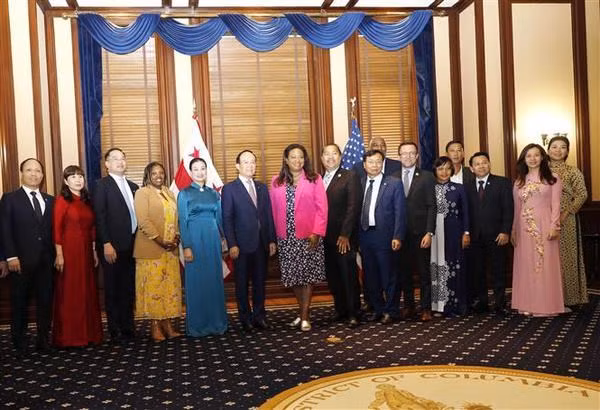 La delegación de Hanói, encabezada por Nguyen Ngoc Tuan, subsecretario del Comité partidista y presidente del Consejo Popular municipal, en encuentro con Kimberly Bassett, jefa del Departamento de Relaciones Exteriores del Distrito de Columbia (Foto: VNA)
