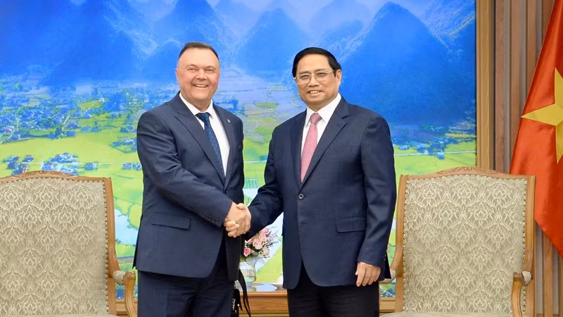El primer ministro vietnamita, Pham Minh Chinh, recibie al presidente de la Federación Internacional de Asociaciones de Transitarios (FIATA), Ivan Petrov (Foto:VNA)
