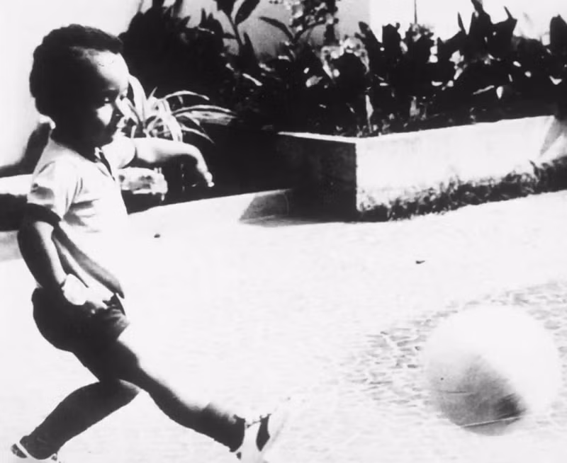 Edson Arantes do Nascimento, o simplemente Pelé, nació el 23 de octubre de 1940 en el municipio de Tres Coracoes, estado de Minas Gerais, sureste de Brasil. Sus padres lo llamaron así en homenaje al inventor estadounidense Thomas Edison. Era el hijo mayor de una familia pobre de tres hijos. (Fotografía: Shutterstock)
