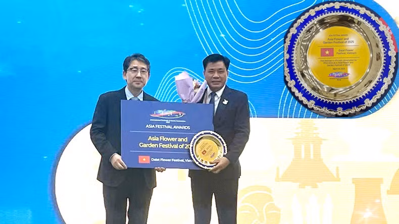 El representante de la ciudad de Da Lat (derecha) recibe el Premio.
