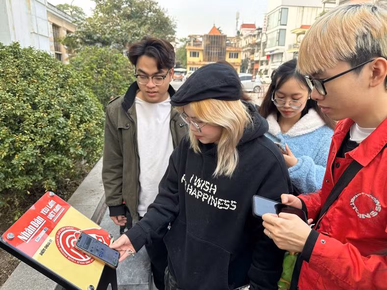 Los jóvenes experimentan la tecnología para recibir regalos.