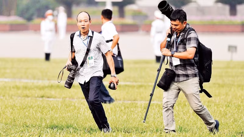 Reporteros cubren un evento. (Foto: Viet Chung)