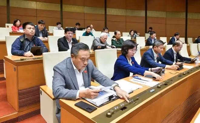 Los diputados votan en la sesión (Foto: VNA)