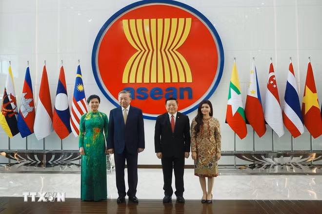 El secretario general del PCV, To Lam (segundo a la izquierda), y su esposa visitan la Secretaría de la Asean en Yakarta, Indonesia. (Foto: VNA)